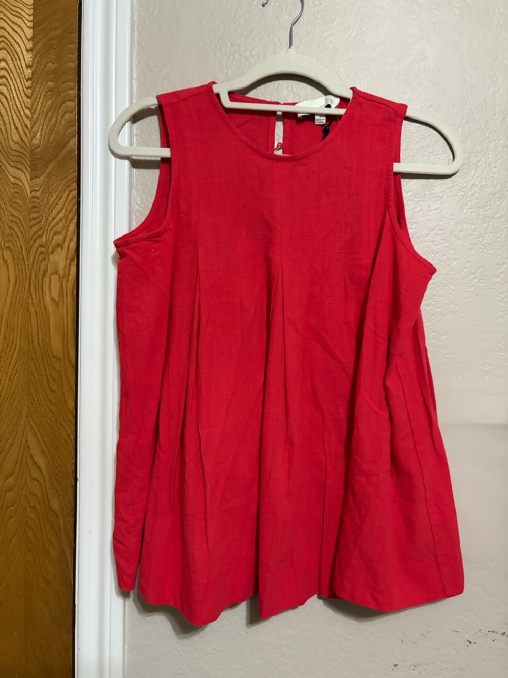 Pinch Sleeveless Red Pleated Blouse